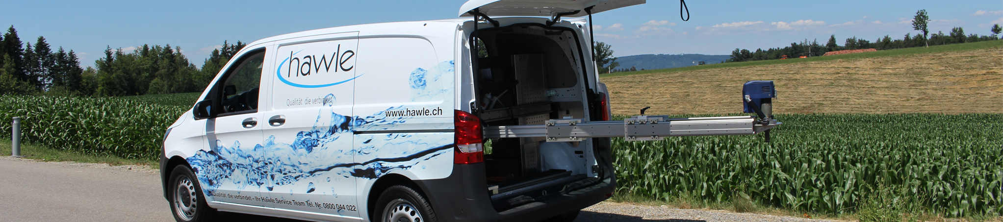 Aufnahme eines Fahrzeuges mit Beschriftung Hawle Armaturen AG als Headerbild für die Website.