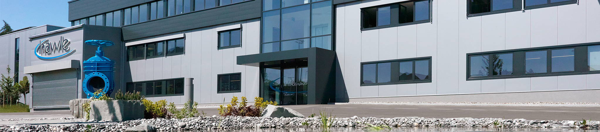 Aufnahme des Eingangs der Firma Hawle Armaturen AG in Sirnach, Thurgau, Schweiz als Themenbild für den Header der Website.