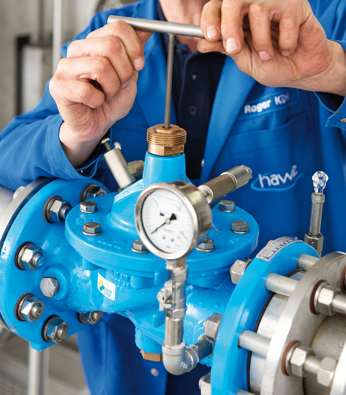 Service work on a Hawido hydrant in blue color