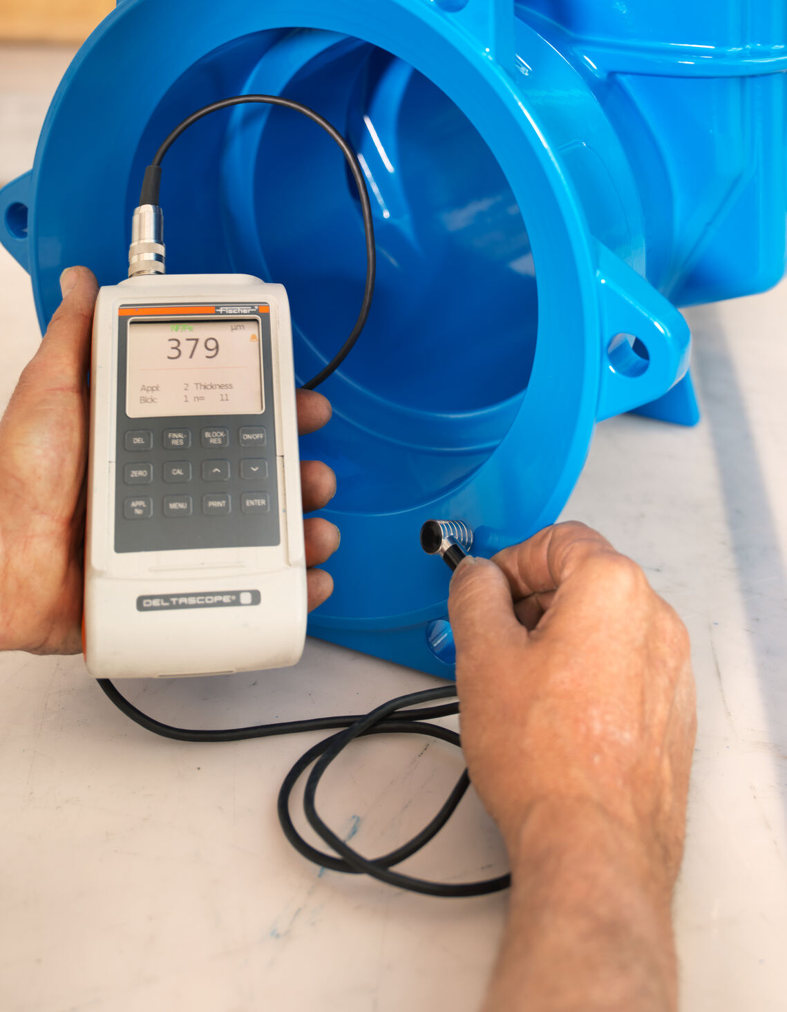 Bild von einer Qualitätssicherungskontrolle von Hawle an Wasserleitungselement