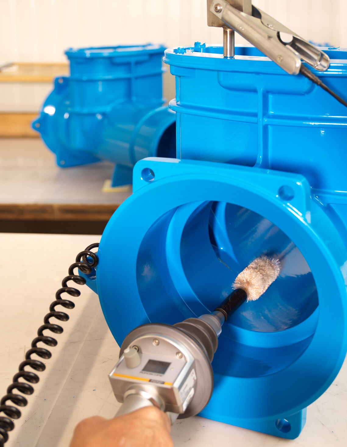 Aufnahme aus dem Prozess der Qualitätssicherung von Hawle Wasser-Armaturen