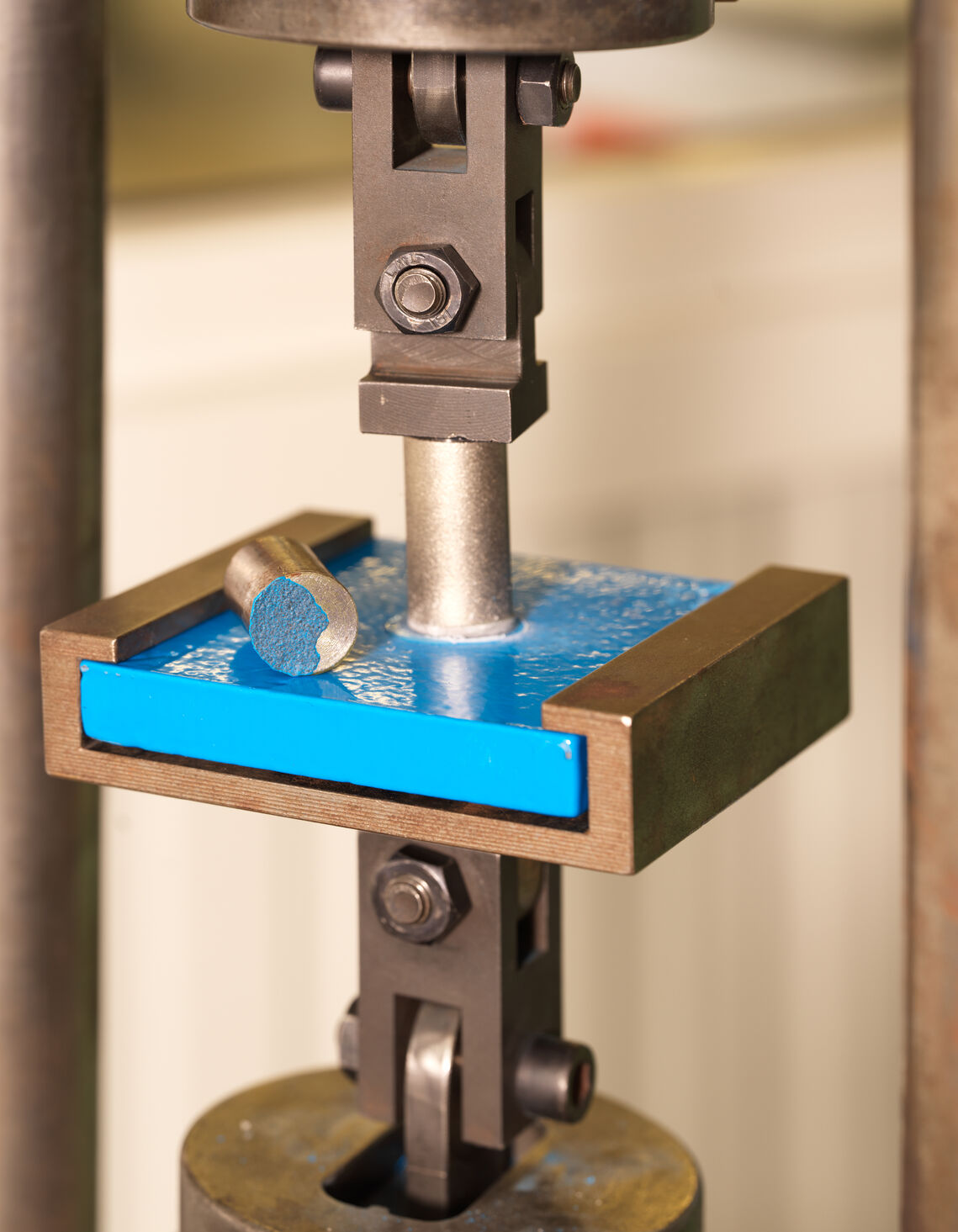 Bild des Belastungstests für die Qualitätssicherung von Hawle Produkten