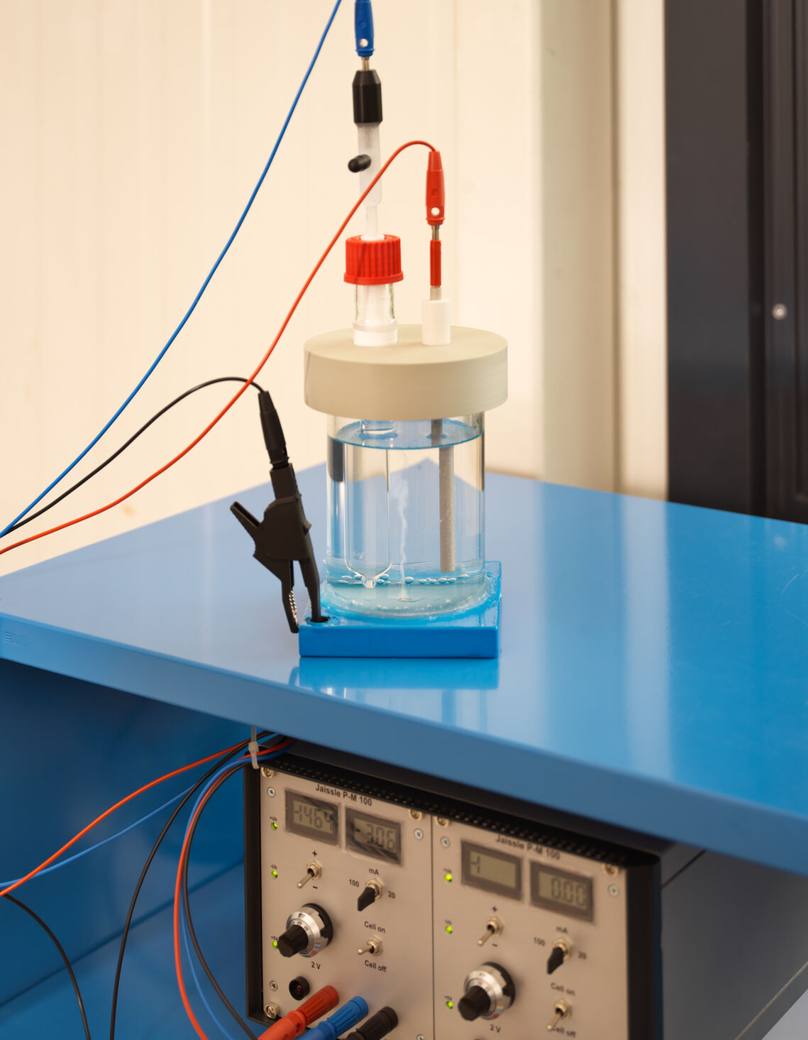 Aufnahme eines Arbeitsschrittes aus der Qualitätssicherung für Hawle Armaturen für Wasser