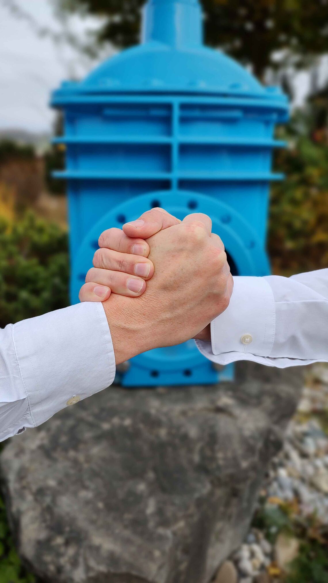 Nahaufnahme des Handshakes der neuen Geschäftsführer der Hawle Armaturen AG.