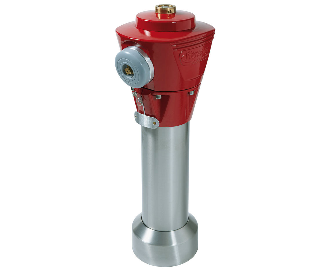 Aufnahme eines Hydranten mit rotem Kopfbereich und metallfarbenem Sockel und Anschluss