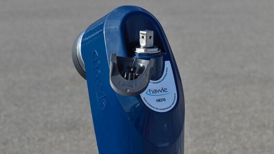 Aufnahme eines blauen Hydranten mit Schild von Hawle Armaturen.