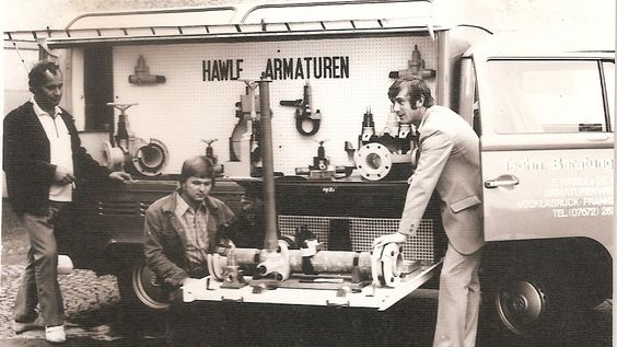 Historische Schwarzweiss-Fotografie des Schaubus der Firma Hawle Armaturen AG.