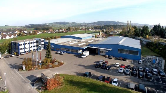 Flugaufnahme des gesamten Gebäudeareals der Firma Hawle Armaturen AG in Sirnach, Thurgau, Schweiz.
