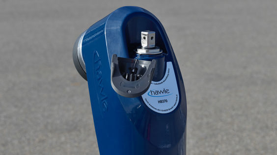 Aufnahme eines blauen Hydranten mit Schild von Hawle Armaturen.